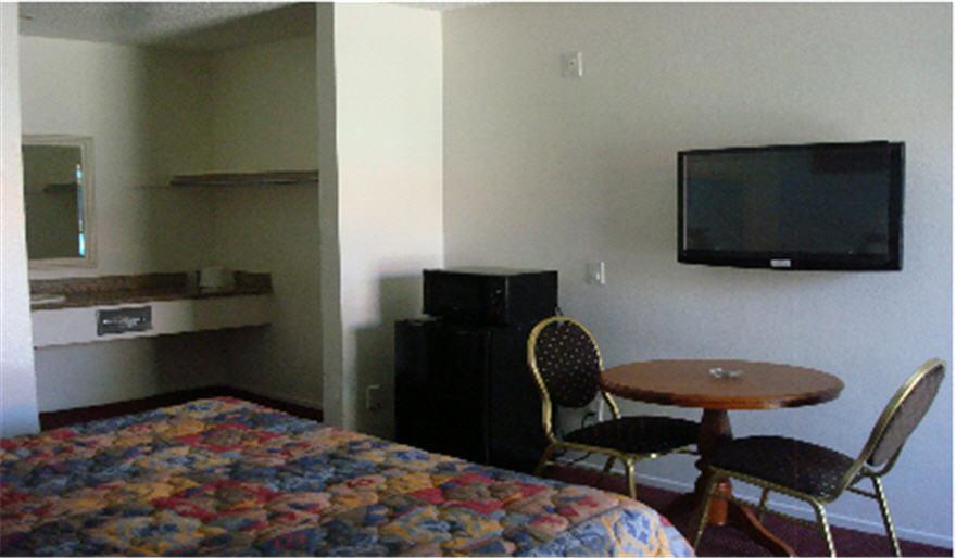 Scottish Inns Long Beach Room photo