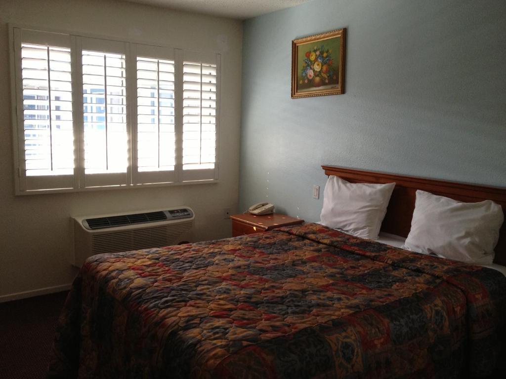 Scottish Inns Long Beach Room photo